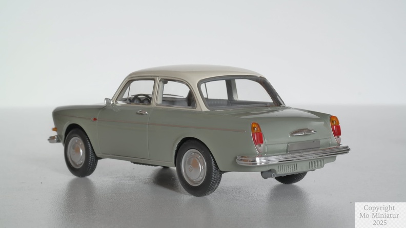 VW 1600 Limousine in Zementgrau mit weißem Dach - 4.jpg